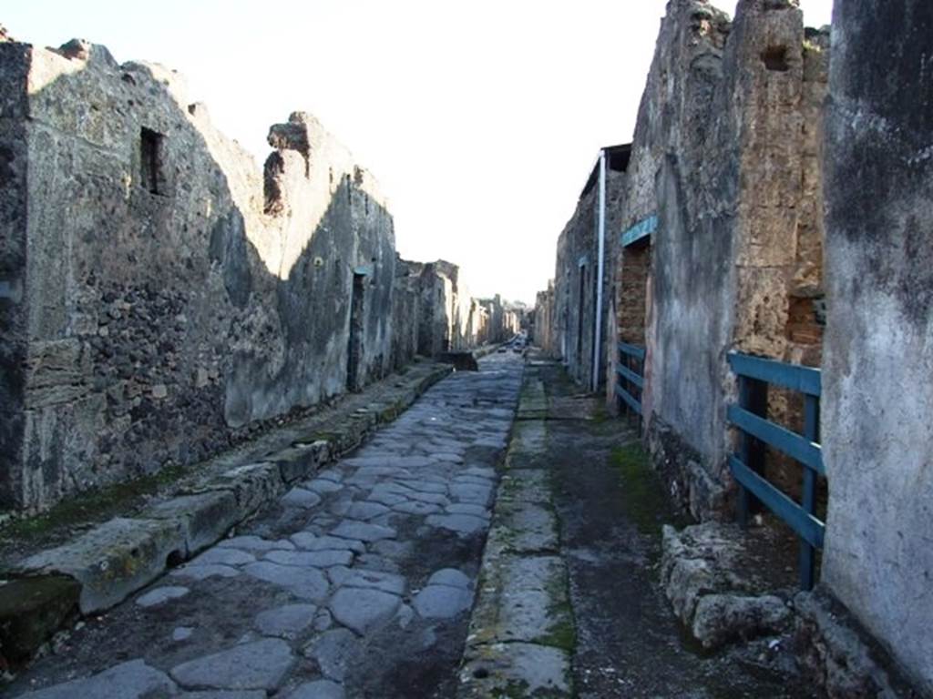 Looking south along Vicolo dei Vettii near VI.15.12 in December 2007.