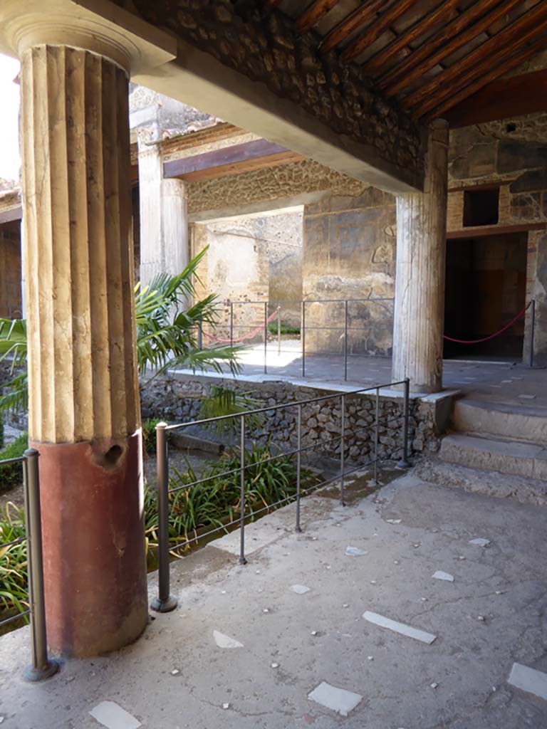 VI.16.7 Pompeii. September 2015. 
Looking south-west from north portico towards doorway to room O, in centre, and room R, on right.
Foto Annette Haug, ERC Grant 681269 DCOR.


