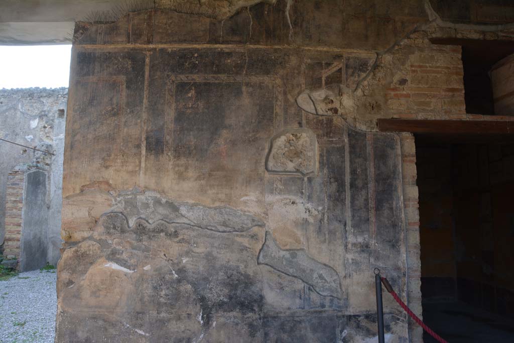 VI.16.7 Pompeii. March 2019. West wall of portico, with room O, on left, and room R, on right.
Foto Annette Haug, ERC Grant 681269 DCOR.
