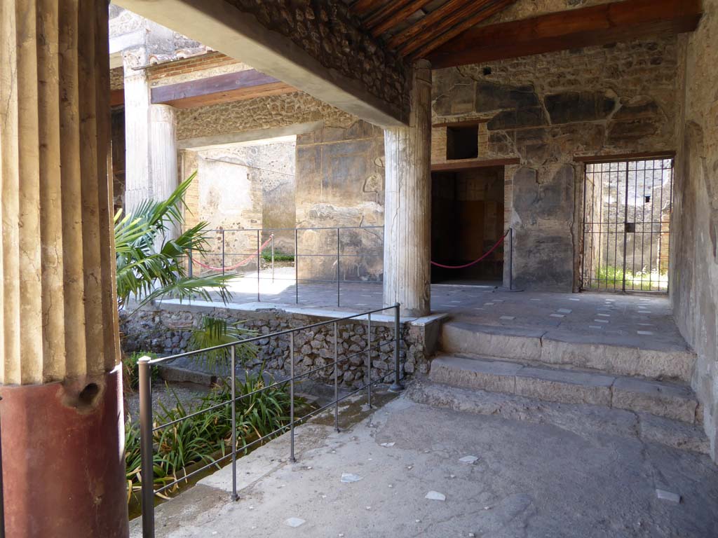 VI.16.7 Pompeii. September 2015. North-west corner of portico, looking west to doorways to room O, R, and to services area.
Foto Annette Haug, ERC Grant 681269 DCOR.
