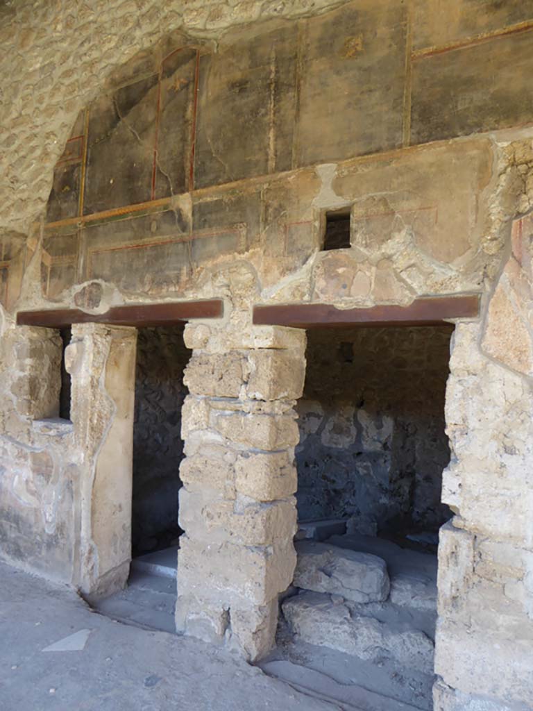 VI.16.7 Pompeii. September 2015. Doorways to rooms L and K, on north portico.
Foto Annette Haug, ERC Grant 681269 DCOR.
