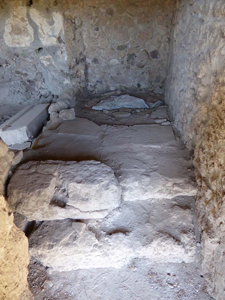 VI.16.7 Pompeii. September 2015. Room K, looking north from doorway.
Foto Annette Haug, ERC Grant 681269 DCOR.

