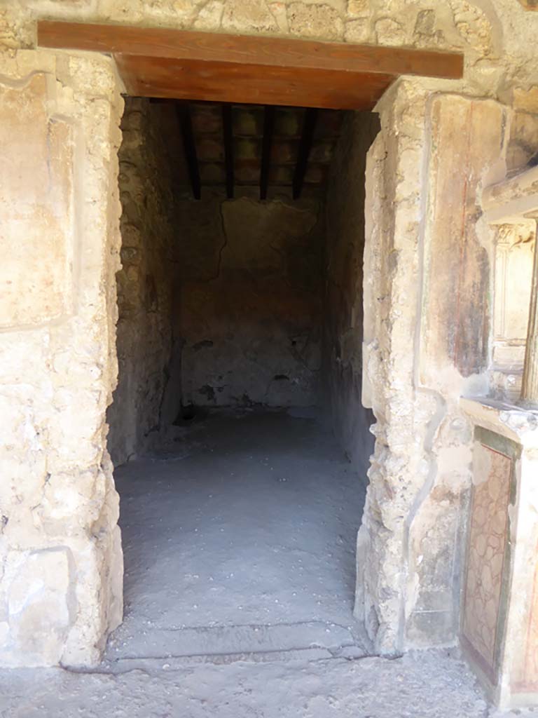 VI.16.7 Pompeii. September 2015. Doorway to room J, looking north.
Foto Annette Haug, ERC Grant 681269 DÉCOR.
