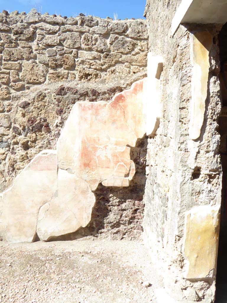 VI.16.7 Pompeii. September 2015. North wall in north-east corner of atrium B, with doorway to room C, on right.
Foto Annette Haug, ERC Grant 681269 DCOR.
