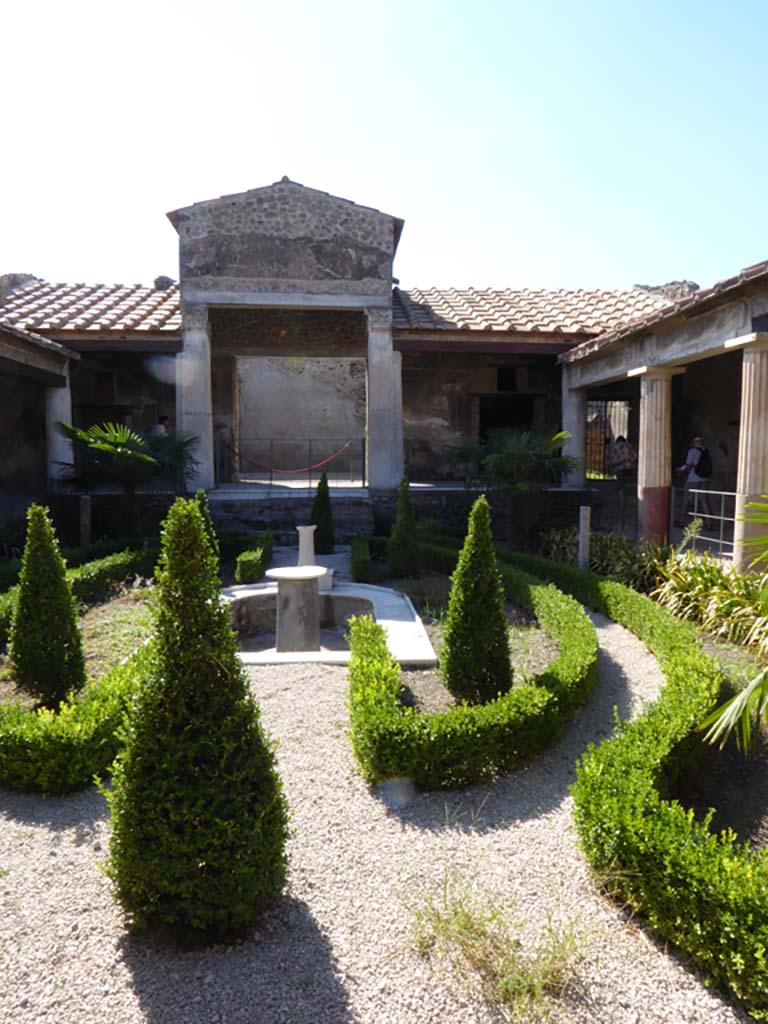 VI.16.7 Pompeii. September 2015. Room F, looking west across peristyle garden from east portico.
Foto Annette Haug, ERC Grant 681269 DCOR.
