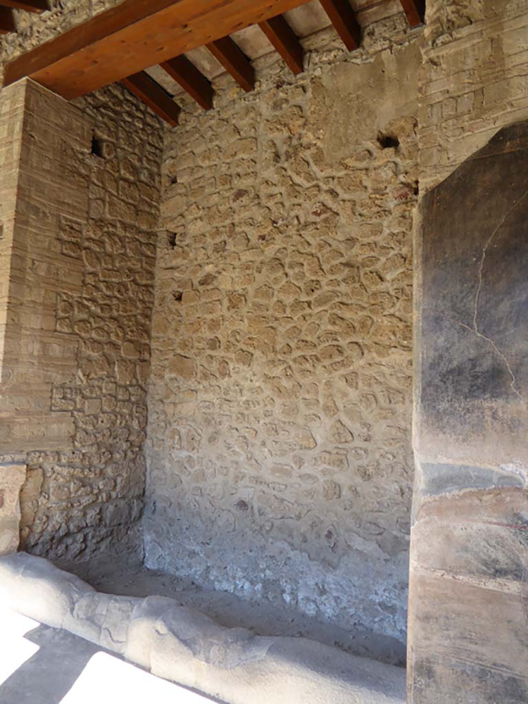VI.16.7 Pompeii. September 2015. Shallow space 03, on east side of portico, looking north-east.
Foto Annette Haug, ERC Grant 681269 DCOR.

