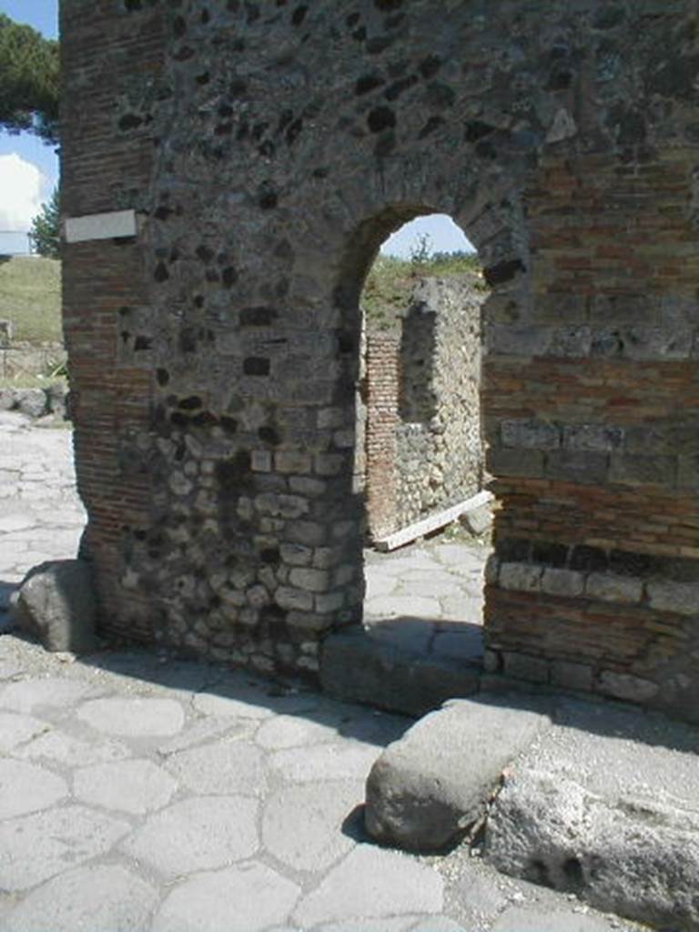 VI.16.24 Pompeii. May 2005. Entrance doorway.