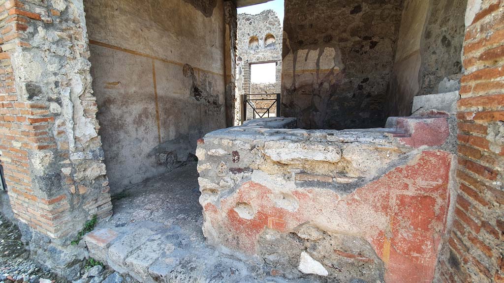 VI.16.33 Pompeii. July 2021. Looking east through entrance doorway.
Foto Annette Haug, ERC Grant 681269 DCOR.
