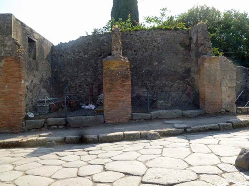 VI.17.20/19 Pompeii. May 2011. Looking west to VI.17.20, on left, on Via Consolare. 
Photo courtesy of Michael Binns. According to Fiorelli  the dwelling at VI.17.23/25 had six shops attached to it, along the Via Consolare. See Pappalardo, U., 2001. La Descrizione di Pompei per Giuseppe Fiorelli (1875). Napoli: Massa Editore, p. 159.

