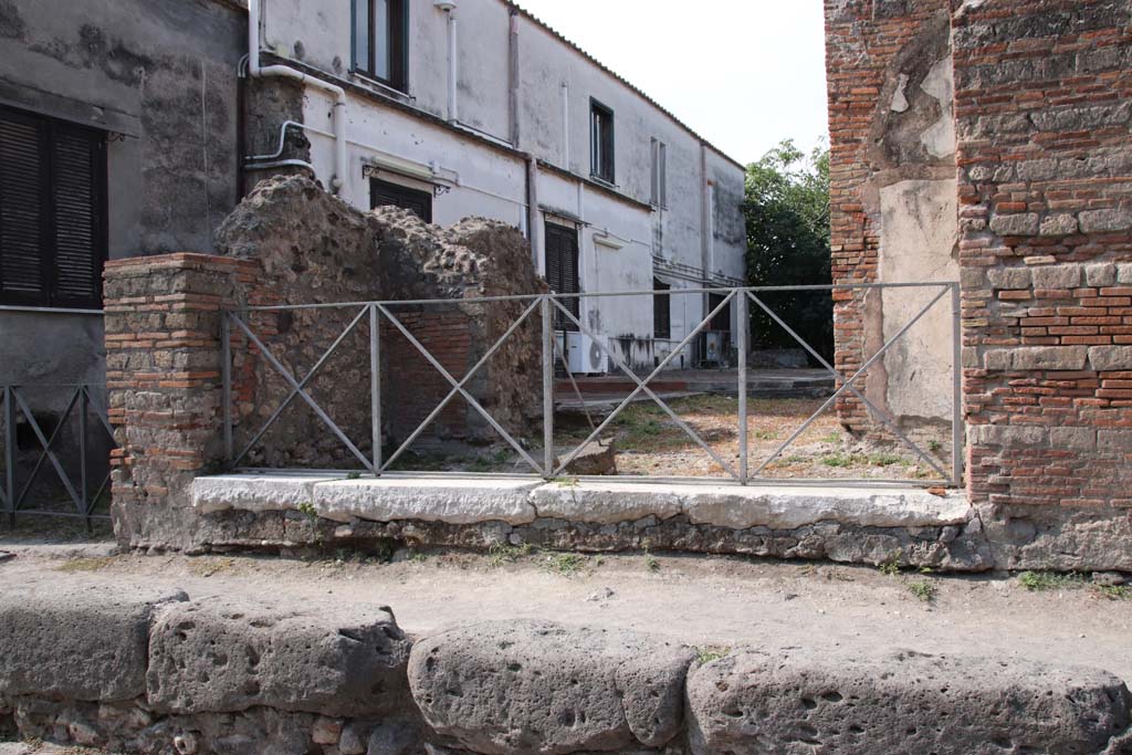 VI.17.25 Pompeii. September 2021. Entrance doorway to wide vestibule, with doorway into atrium. Photo courtesy of Klaus Heese.