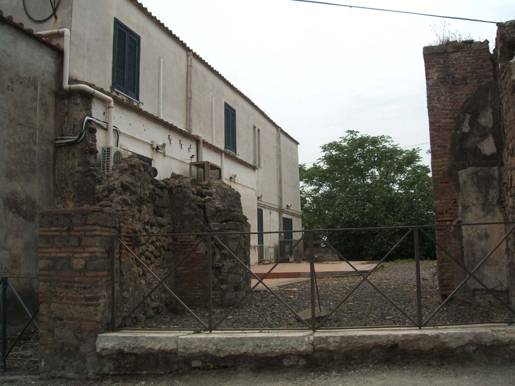 VI.17.25 Pompeii. May 2005. Entrance doorway to wide vestibule.
According to PAH, 1, 1, 15th June 1780, (p.311) –
“Si continua a slargare la terra dal fianco dell’abitazione gia scoperta, come nel passato rapporto.
Essendosi puliti li due gradi dell’ingresso dell’abitazione gia scoperta, tra lo spazio del grado esterno all’interno vi e il pavimento di musaico nero, di pal.15 ed on.9 di fronte per pal. 4 e 6 on.  Nel mezzo di questo pavimento vi e rappresentato un rettangolo con leone colorito in campo bianco; e di pal. 6 e 9 on. per pal. 3 ed 8 on.
Il grado esterno che vi esiste e di marmo bianco, l’interno mancante dimostra che pure era dello stesso marmo”.
(translation – One continued to widen the soil at the side of the dwelling already discovered, as in the previous report.
Having cleaned the two steps of the entrance of the dwelling already discovered, between the space of the external step to the internal step, there was a black mosaic floor, approximately 4.15m in front, by 1.19m.
In the middle of this floor was a rectangle showing a coloured lion in a white background: it was approximately 1.78m by 0.97.
The external step that exists here is of white marble, the missing internal showed that it was of the same marble”.)

According to Fiorelli in PAH, 1, 15th June 1780, (Addenda, p.164) –
“Soglia dell’ingresso principale di un’abitazione lungo la strada principale, sul margine della citta, con mosaico rappresentante un leone: 
questa trovasi dirimpetto a quella detta di Atteone”.
(translation - The threshold doorstep of the principal entrance of a dwelling along the principal roadway on the edge of the city, with mosaic representing a lion: this was found opposite to that called “of Acteon”.)
