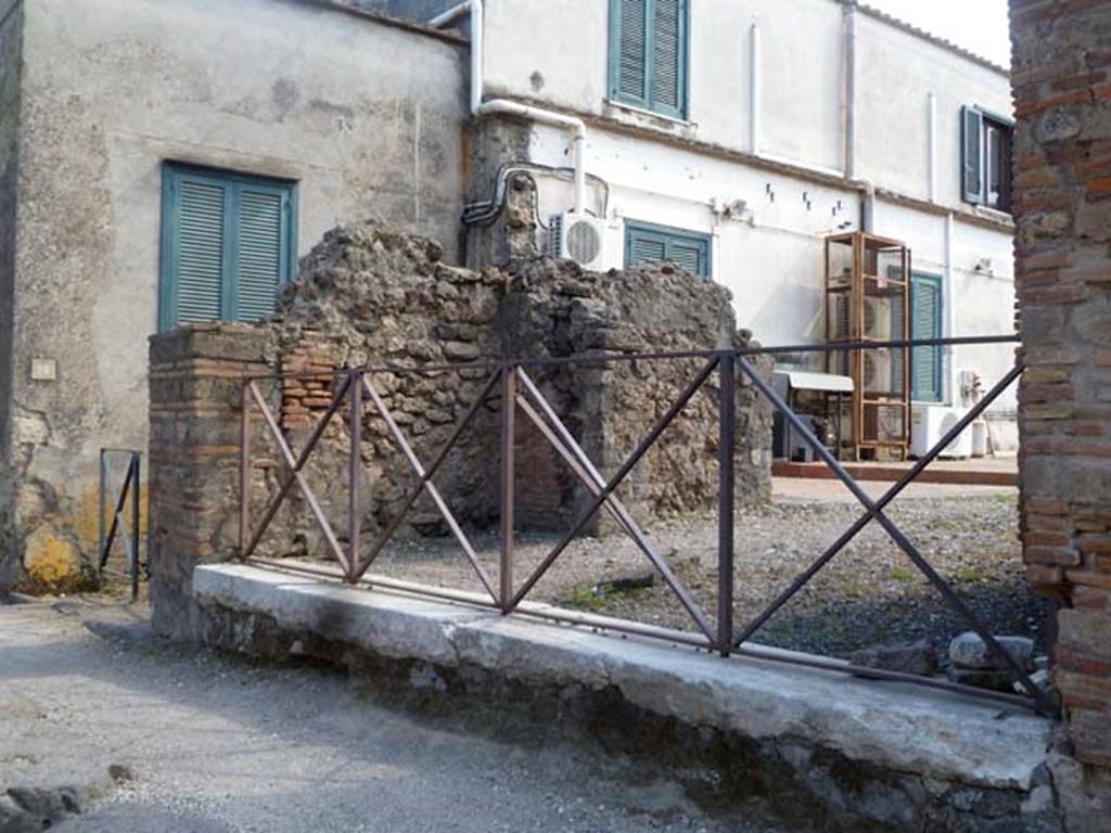 VI.17.25 Pompeii. May 2011. Looking south into entrance vestibule. Photo courtesy of Michael Binns.