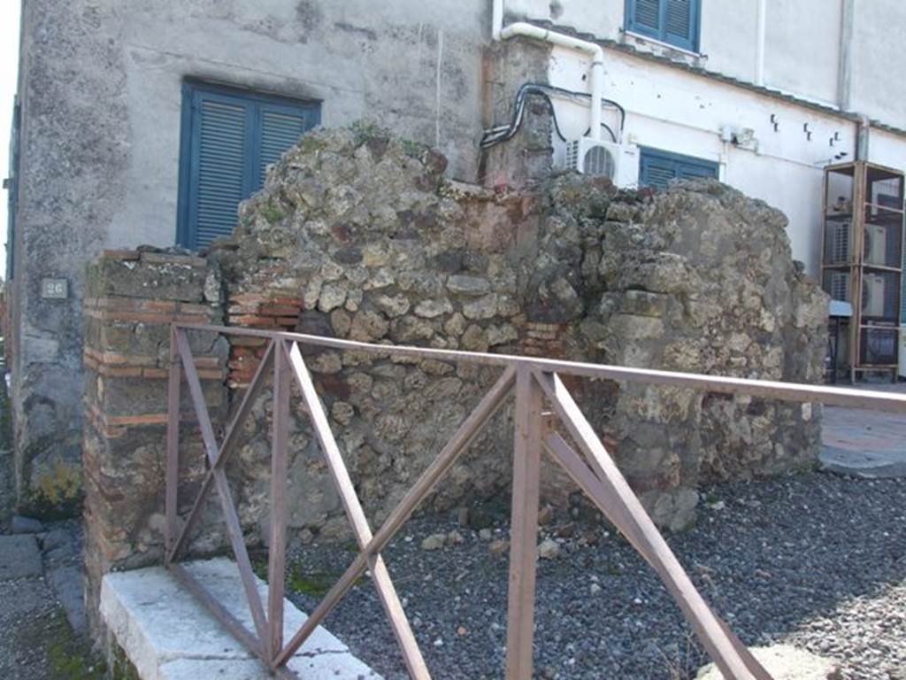 VI.17.25 Pompeii. March 2009. Remains of south side of vestibule and entrance corridor.