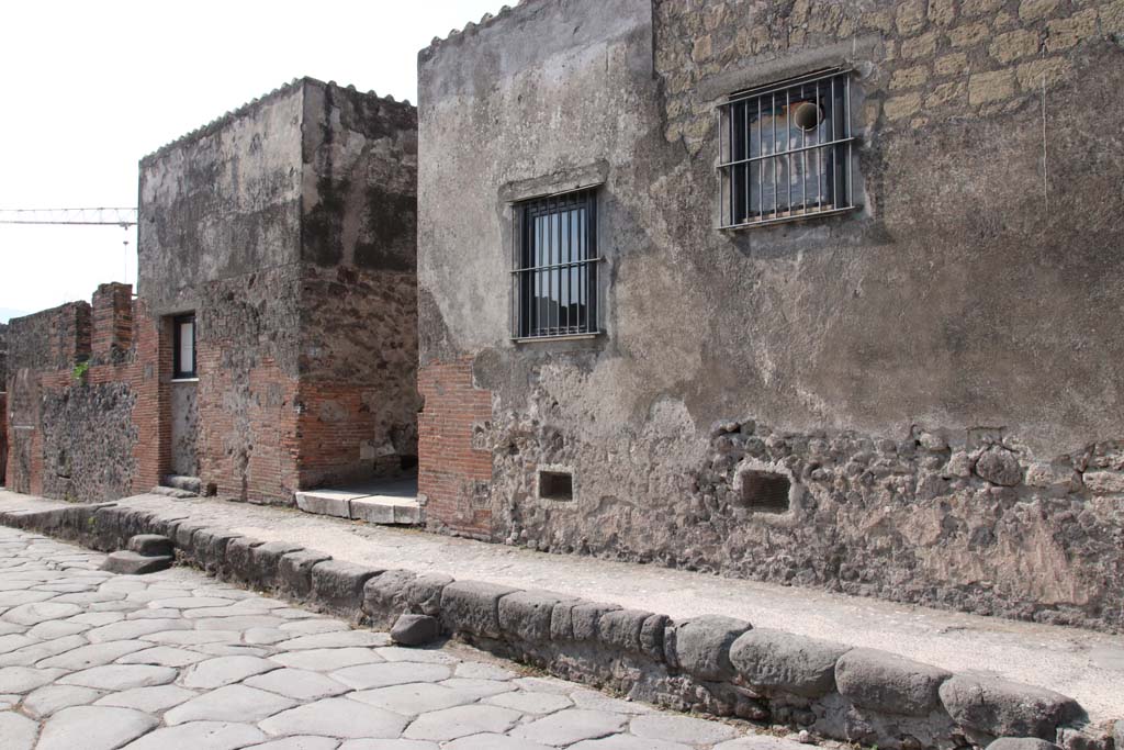 VI.17.27 Pompeii, centre left. September 2021. 
Looking south-west on Via Consolare towards entrances, with VI.17.28, on left. Photo courtesy of Klaus Heese.
