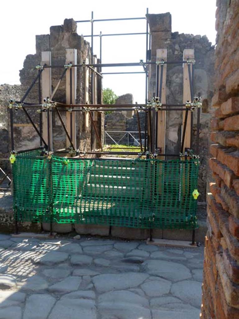 VI.17.32 Pompeii. May 2011. Entrance doorway. Photo courtesy of Michael Binns.
According to Fiorelli  VI.17.32-38. Lingresso principale del caseggiato anzidetto e dal no.36, essendo un adito minore quello che porta il no.32. In entrambi sonovi scale per accedere ad un piano piu elevato dal livello della strada, ove trovansi situati due atrii, ambo uscenti nel peristilio di uno spazioso giardino, circondata da piu stanze. Vi stavano due gradinate, piu cubicoli, un triclinio con apotheca a fianco, e nel mezzo del giardino una vasca con scalini per scendervi dentro. Altre botteghe, ed una gradinata per cenacoli independenti, furono pure scoperte, che ora trovansi nuovamente sottera.
See Fiorelli, G. (1875). Descrizione di Pompei, (p.434)
See Pappalardo, U., 2001. La Descrizione di Pompei per Giuseppe Fiorelli (1875). Napoli: Massa Editore. (p.159).
(translation - The main entrance to the aforesaid house was by entrance no. 36, having a secondary doorway entrance that carried the no. 32. In both there were stairs to access a higher level from the street, where two atriums are located, both opening into the peristyle of a spacious garden, surrounded by many rooms. There were two flights of steps, more cubicula, a triclinium with small room/apotheca alongside, and in the middle of the garden a basin/pool with steps to go down inside. (VI.17.37 and 28. Other shops, and steps to an independent living area, were also discovered, which now again have been reburied under the earth. (These have since been re-excavated)

