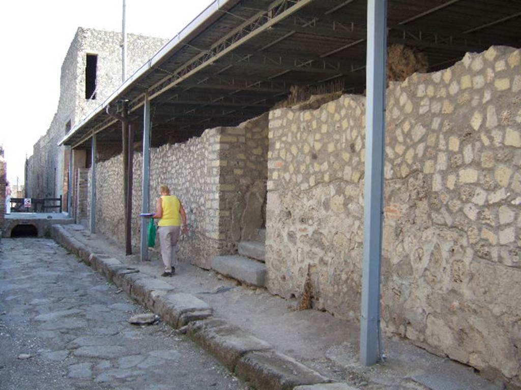 VI.17.41 or VI.17.f Pompeii. September 2005. Entrance on west side of Vicolo del Farmacista.

