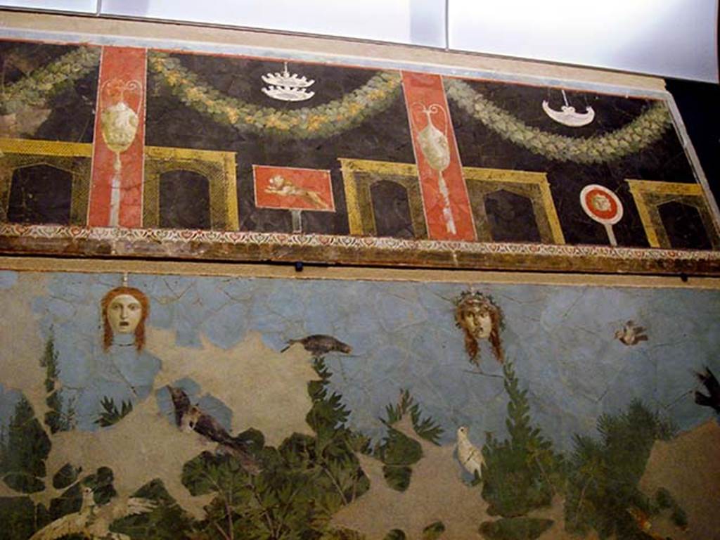 VI.17.42 Pompeii. Oecus 32. Part of garden fresco from south wall. Inventory number 40692.
Photograph courtesy of Stefano Bolognini (Own work) via Wikimedia Commons.
