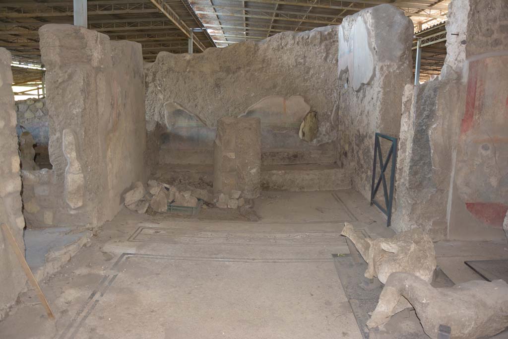 VI.17.42 Pompeii. September 2019. Ala 8, on north side of atrium that features a podium partly covering the mosaic floor.
Foto Annette Haug, ERC Grant 681269 DÉCOR.
