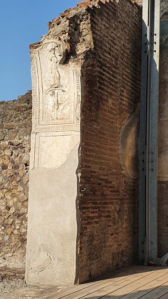 VII.1.8 Pompeii. July 2021. 
Looking towards east side pillar of south wall of Nymphaeum G, with Pool D on the left. 
Foto Annette Haug, ERC Grant 681269 DÉCOR

