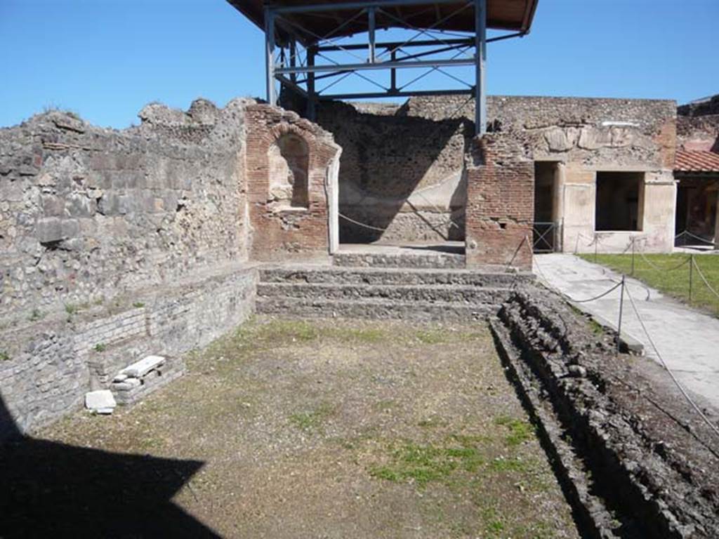 VII.1.8 Pompeii. May 2012. Swimming pool D on west side of the gymnasium C, looking north. Photo courtesy of Buzz Ferebee.
