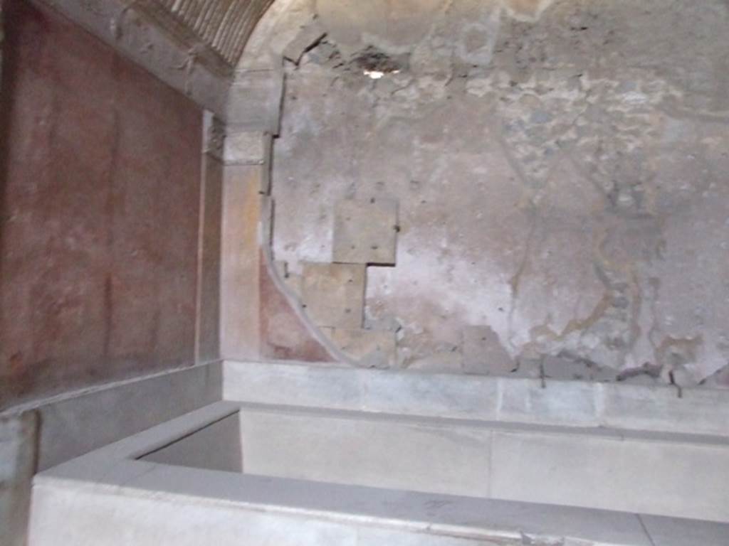 VII.1.8 Pompeii. December 2007. Heating tiles in east wall at rear of marble pool in calidarium 9.

