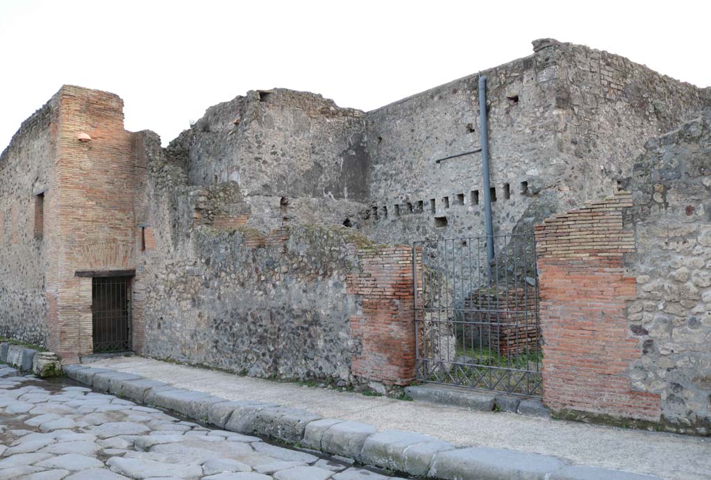 VII.1.15, Pompeii, on left, and VII.1.16, centre right. December 2018. Looking west from Via Stabiana. Photo courtesy of Aude Durand.
