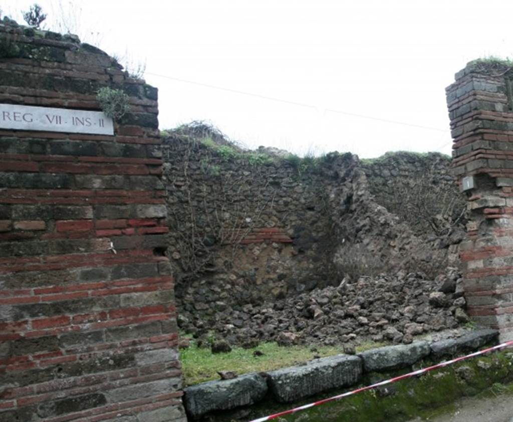 VII.2.1 Pompeii. December 2010. The north wall shared with VII.2.2 has collapsed into VII.2.1.