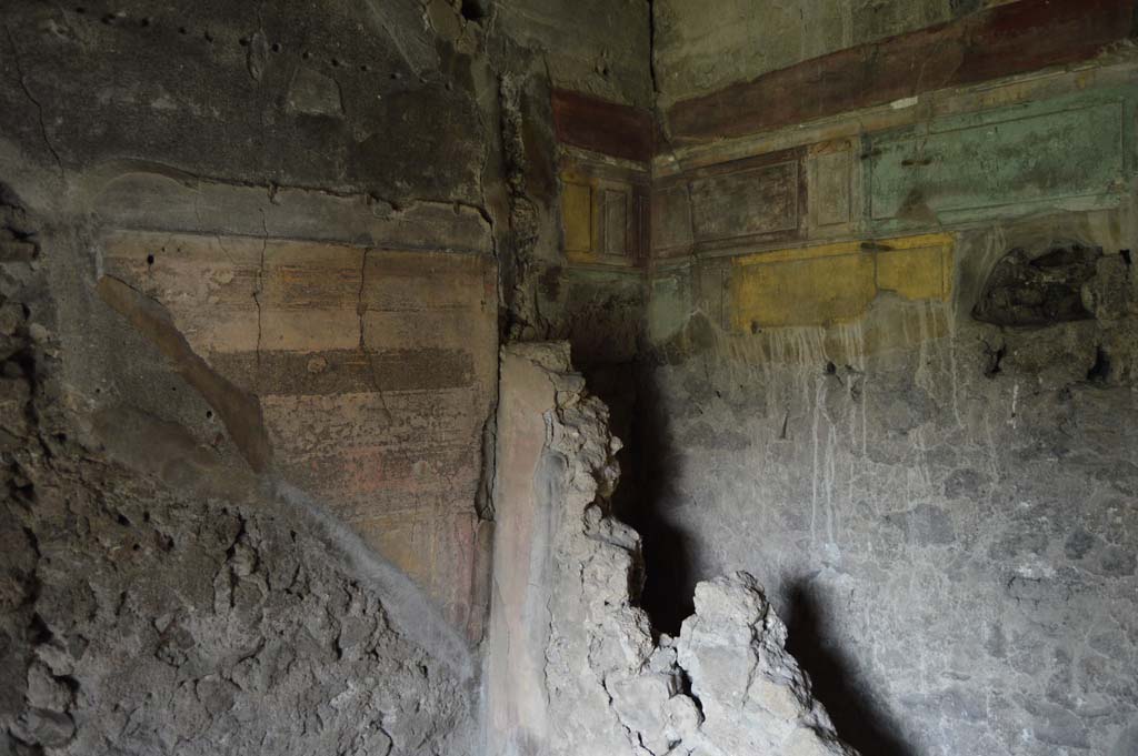 VII.2.16 Pompeii. October 2017. Room 21, west wall, north-west corner, and north wall, detail of painted decoration. 
Foto Taylor Lauritsen, ERC Grant 681269 DCOR.

