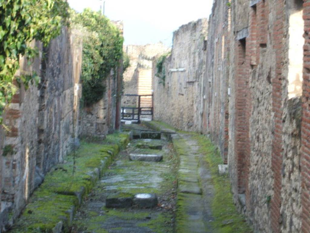 Pompeii. Vicolo del Panettiere looking east from Vicolo Storto, and near VII.2.21