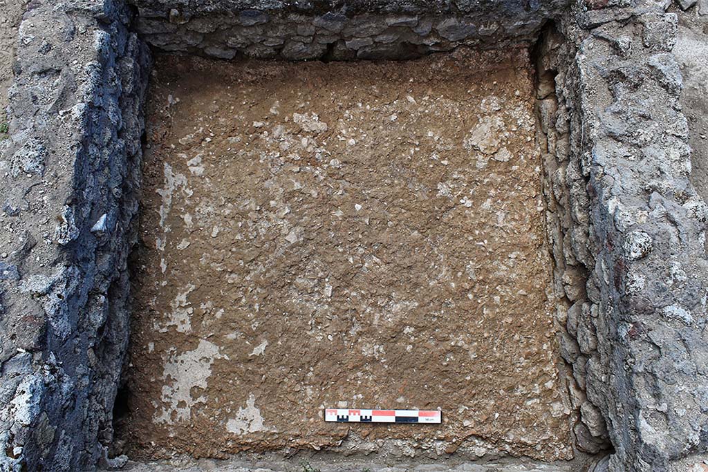 Fig. 35  Pompi, boulangerie VII 2, 22  Vue gnrale du bassin construit dans le pristyle de la maison.
Les murs en lvation sont modernes. On peroit lavaloir  gauche et lune des colonnes du pristyle  droite (vue du nord).
Clich : A. Watel  EFR.
