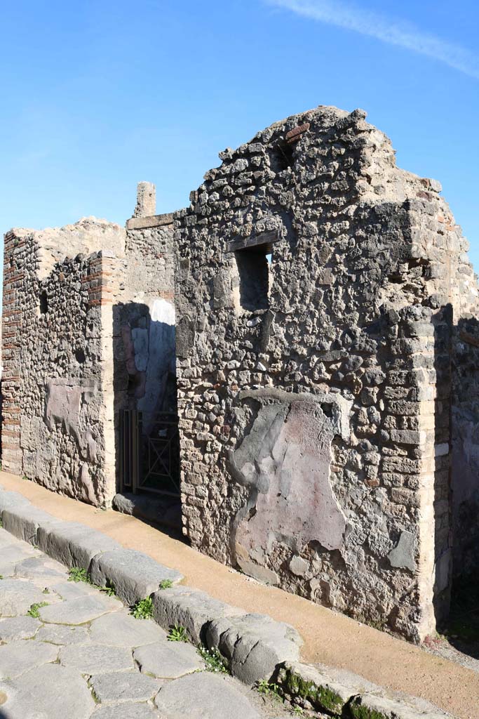 VII.2.23, Pompeii, on left. December 2018. 
Looking towards entrance doorway. Photo courtesy of Aude Durand.
