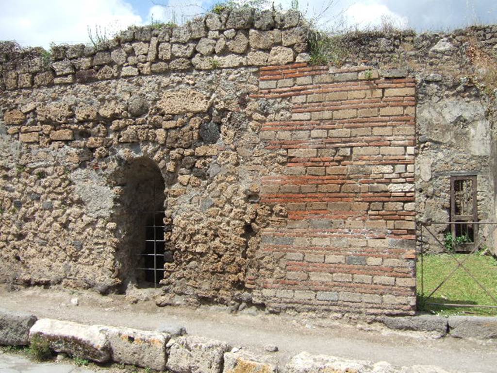 VII.2.41 Pompeii. May 2006. Entrance to wine cellar on west side.