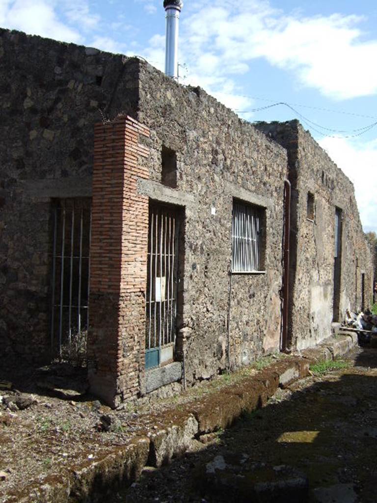 VII.3.28 Pompeii, VII.3.27 and number VII.3.26 which is a blocked doorway. May 2006. 
Looking east along Vicolo del Panettiere.

