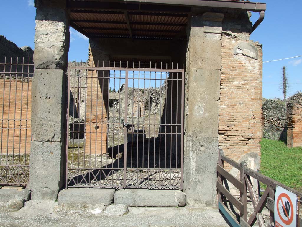 VII.4.25 Pompeii. March 2009. Entrance.
Found in May 1822, painted in red on the pilaster between VII.4.25 and 26, (on the right) were –

A(ulum) Vettium Firmum
Numisius Iucundus cum Secundo
Et Victore rog(at)    [CIL IV 558]

C(aium) Cuspium Pansam aed(ilem)    [CIL IV 559]

See Pagano, M. and Prisciandaro, R., 2006. Studio sulle provenienze degli oggetti rinvenuti negli scavi borbonici del regno di Napoli. Naples: Nicola Longobardi.  (p. 124)
