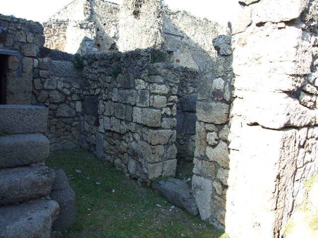 VII.4.31 Pompeii.  March 2009.  Room 25.  Second staircase to upper floor, looking east.
