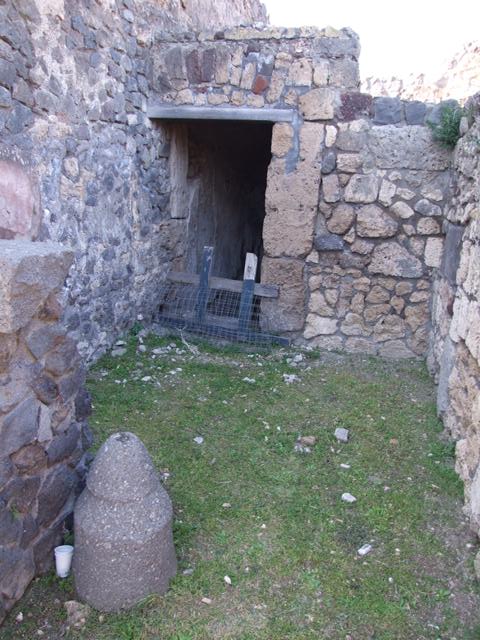 VII.4.31 Pompeii.  March 2009.  Room 26.  Small room or cupboard. Looking east.