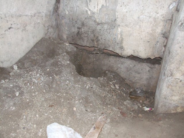 VII.4.31 Pompeii.  March 2009.  Room 27. Cellar. South wall.