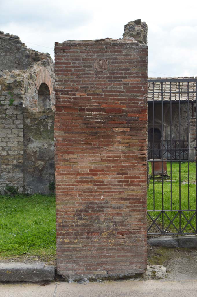 VII.4.55/56 Pompeii. March 2018. 
Looking south to pilaster with plaque between entrance doorways.
The entrance into VII.4.56 is on the right.  
Foto Taylor Lauritsen, ERC Grant 681269 DCOR.

