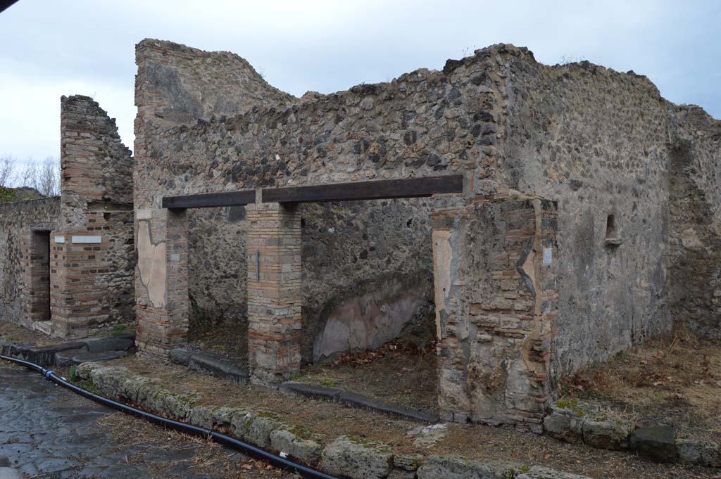 VII.6.35 and VII.6.34 Pompeii in centre. March 2018. Looking towards entrance doorways on north side of Vicolo dei Soprastanti. 
Foto Taylor Lauritsen, ERC Grant 681269 DÉCOR.

