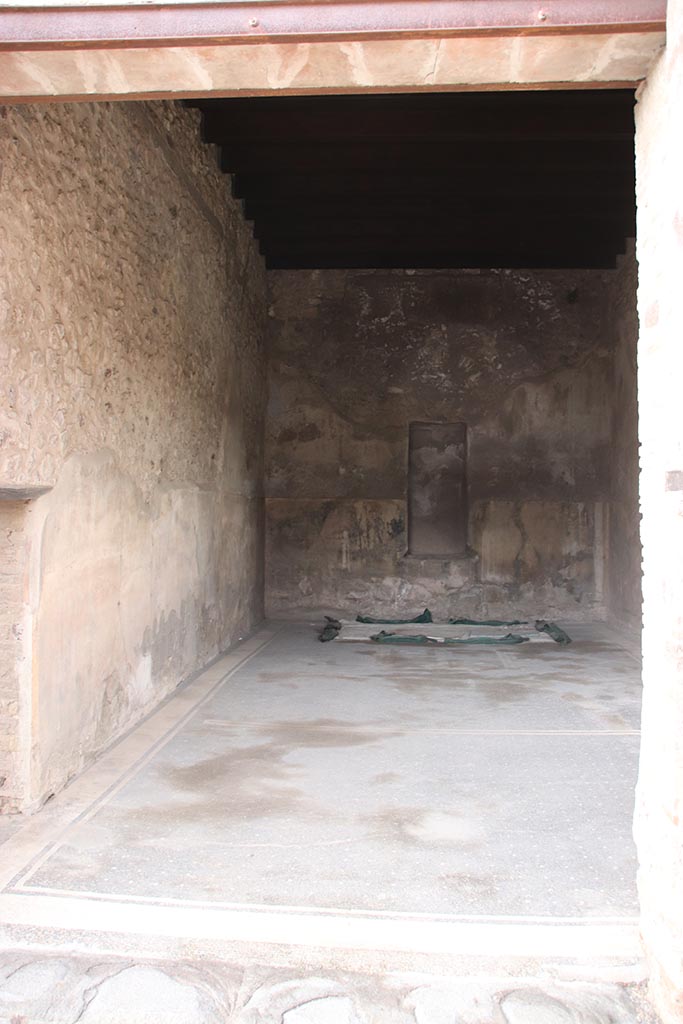 VII.7.5 Pompeii. October 2024. 
Triclinium (q), looking north from north portico. Photo courtesy of Klaus Heese.
