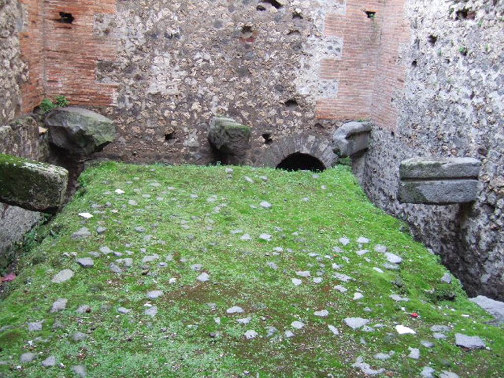 VII.7.28 Pompeii. December 2005. Looking west across latrine.