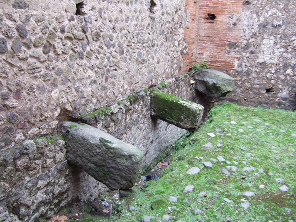 VII.7.28 Pompeii. December 2005. Looking towards south wall across latrine.