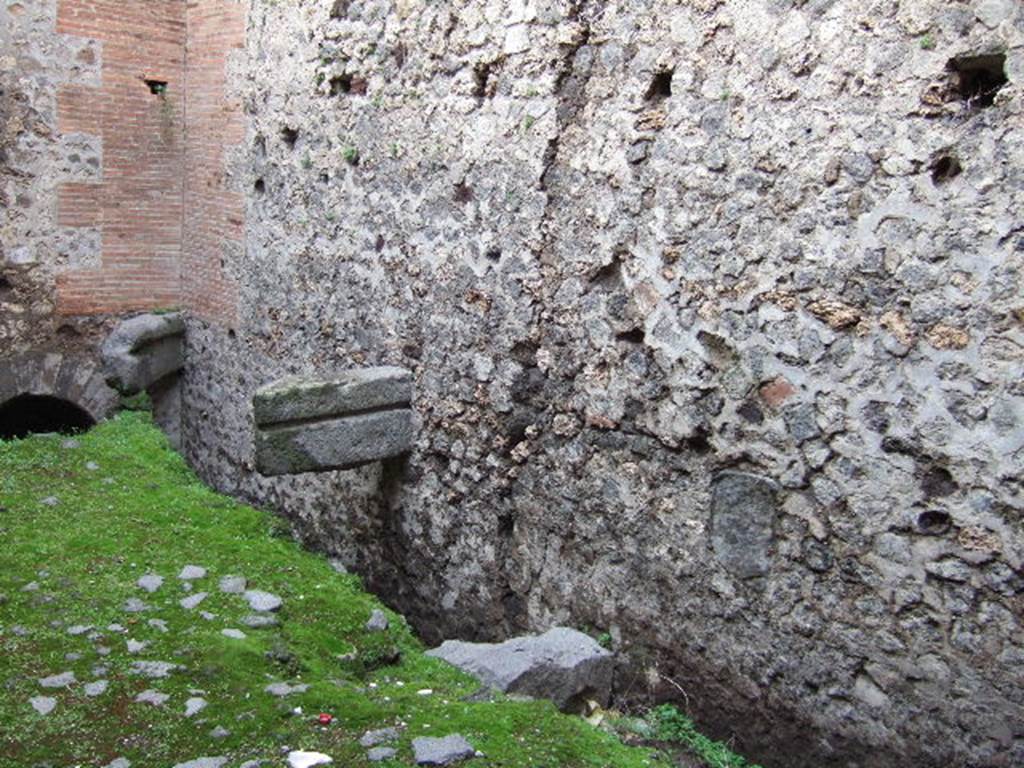 VII.7.28 Pompeii. December 2005. Looking towards north wall across latrine.