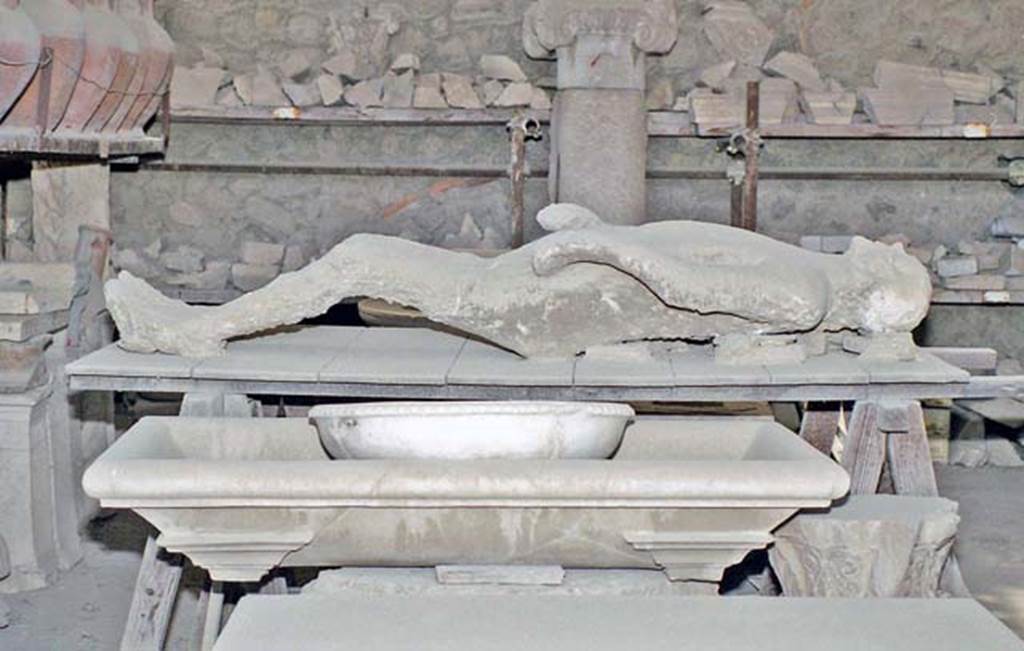 VII.7.29 Pompeii. October 2001. Plaster cast of body. Photo courtesy of Peter Woods.