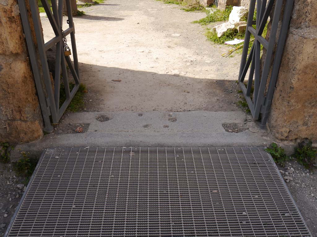 VII.7.32 Pompeii. March 2019. Looking through open doorway in north-east corner of Temple portico, from Forum.
Foto Anne Kleineberg, ERC Grant 681269 DÉCOR.
