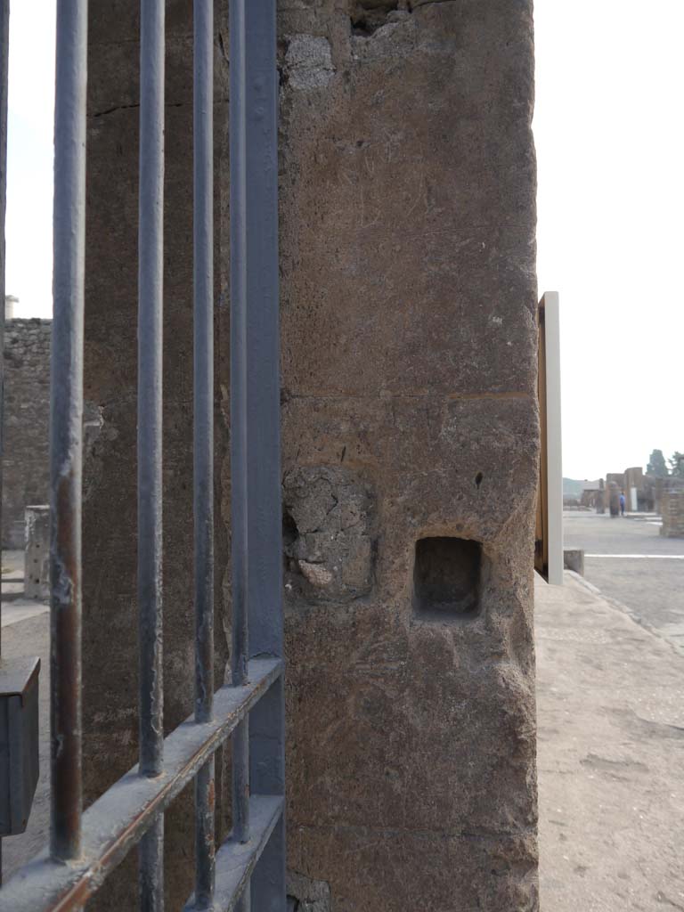 VII.7.32, Pompeii. September 2018. East side of doorway.
Foto Anne Kleineberg, ERC Grant 681269 DÉCOR.
