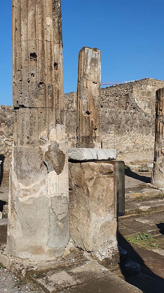VII.7.32 Pompeii. July 2021. Looking towards east side of statue base, in south-west corner.
Foto Annette Haug, ERC Grant 681269 DÉCOR.

