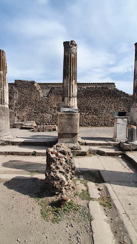 VII.7.32 Pompeii. August 2021. 
Looking south towards base with inscription in south-west corner.
Foto Annette Haug, ERC Grant 681269 DÉCOR.
