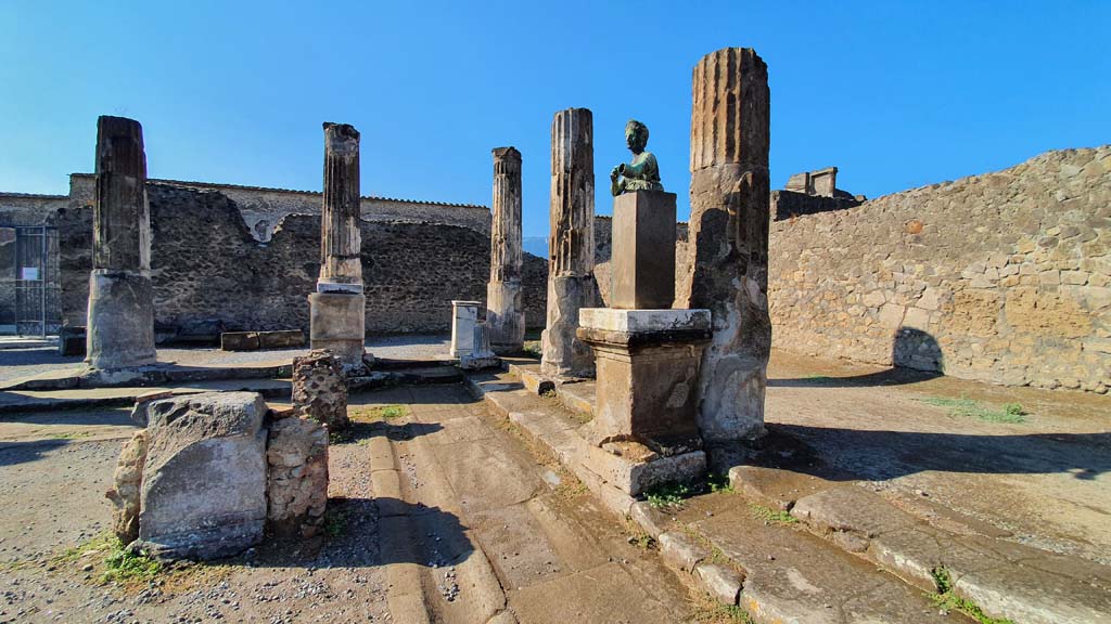 VII.7.32 Pompeii. July 2021. Looking south along the west side towards the south-west corner.
Foto Annette Haug, ERC Grant 681269 DÉCOR.
