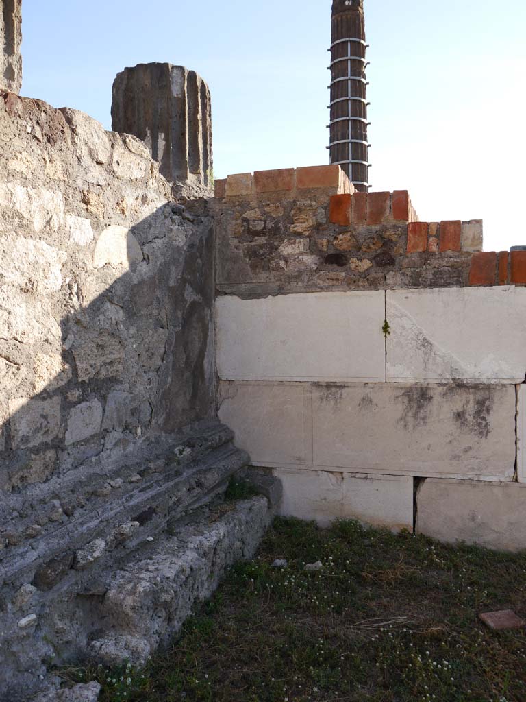VII.7.32, Pompeii. September 2018.
Looking towards west wall of steps wall, in south-west corner of cella base. 
Foto Anne Kleineberg, ERC Grant 681269 DÉCOR.
